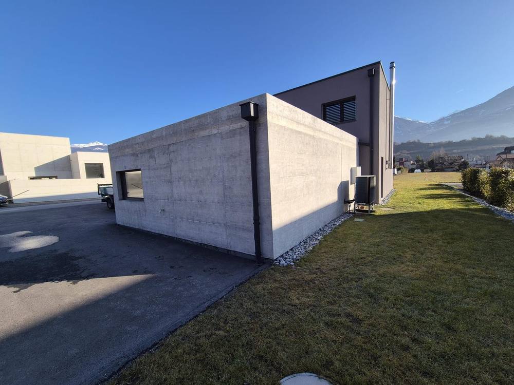 Crépi et béton apparent, villa à Conthey